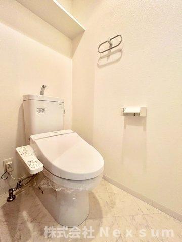 トイレ　落ち着いた色調のトイレです