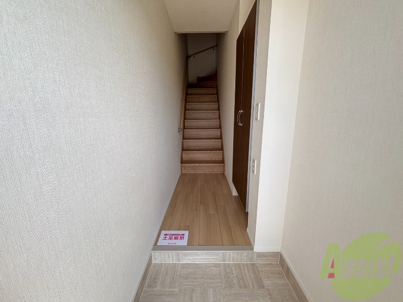 玄関　玄関からの様子です。ＤＫに繋がっています。
