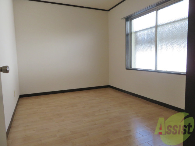 その他部屋・スペース　寝室はフローリングなのでベットも楽々置けますね