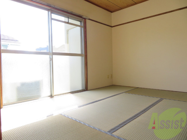 居室・リビング　和室のリビングがあります。陽当たりがとても良いですね