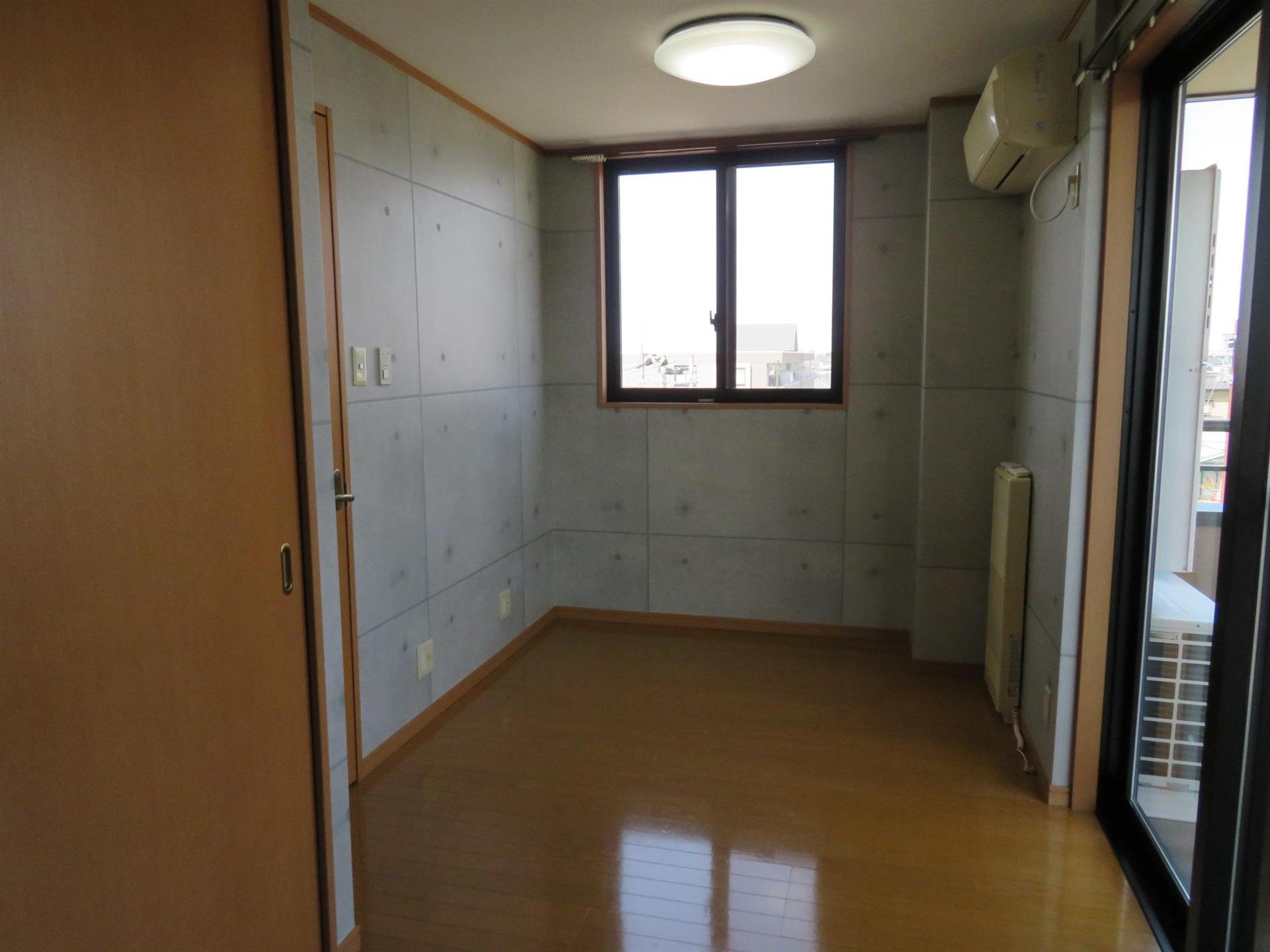 居室・リビング　窓から明るい光が入るお部屋です☆