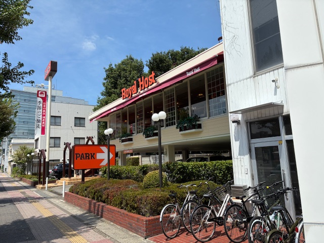 飲食店　ロイヤルホスト昭和通店（飲食店）まで370m
