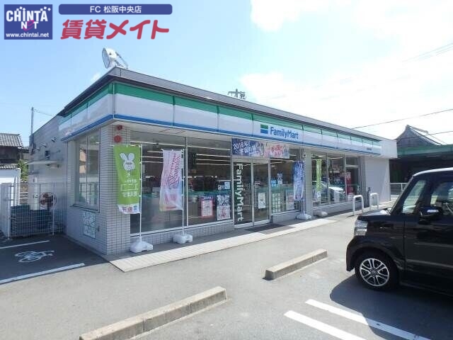 コンビニ　ファミリーマート松阪射和町店（コンビニ）まで881m