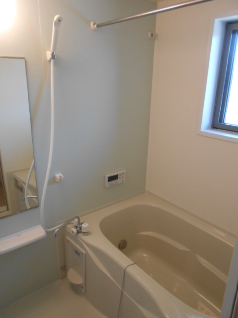 バス・シャワールーム　追焚機能付浴槽・浴室乾燥機完備・浴室内に換気採光窓あり