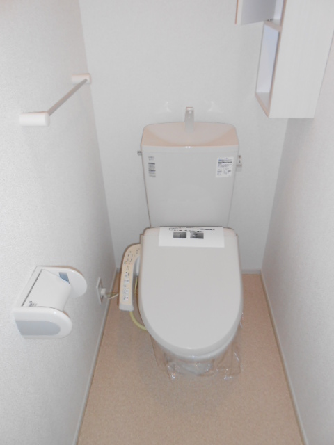 トイレ　温水洗浄便座完備・小物収納棚あり