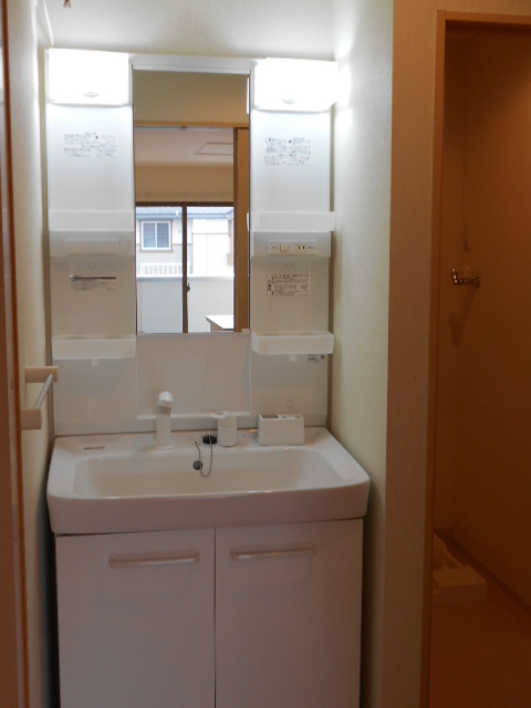 洗面設備　シャワー付洗面化粧台・屋内洗濯機置き場完備
