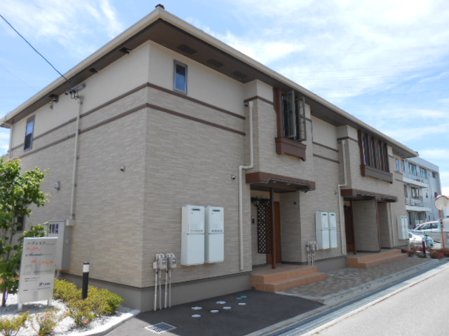 建物外観　建物玄関側（北面）を北東方向より撮影