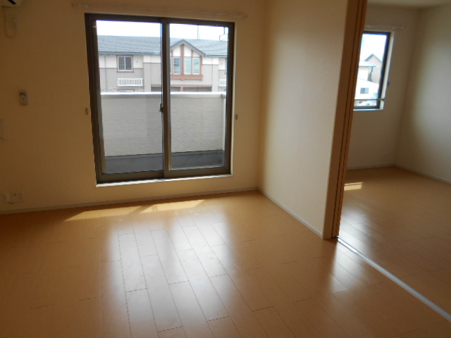 居室・リビング　南面リビング（エアコン完備）・西面に換気採光窓あり