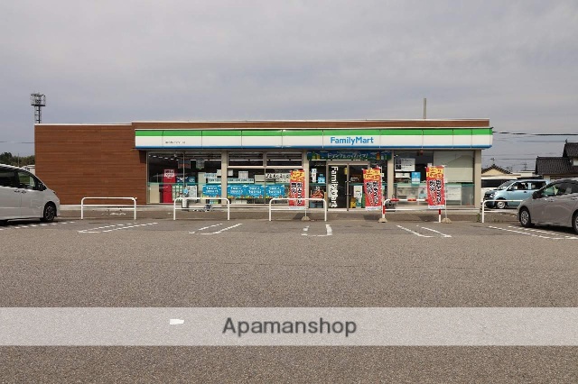 コンビニ　ファミリーマート（コンビニ）まで1753m