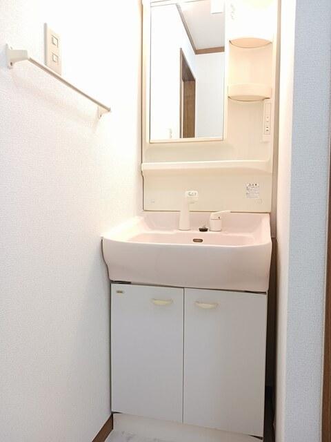 洗面設備　便利なシャワー付きの洗面台です！