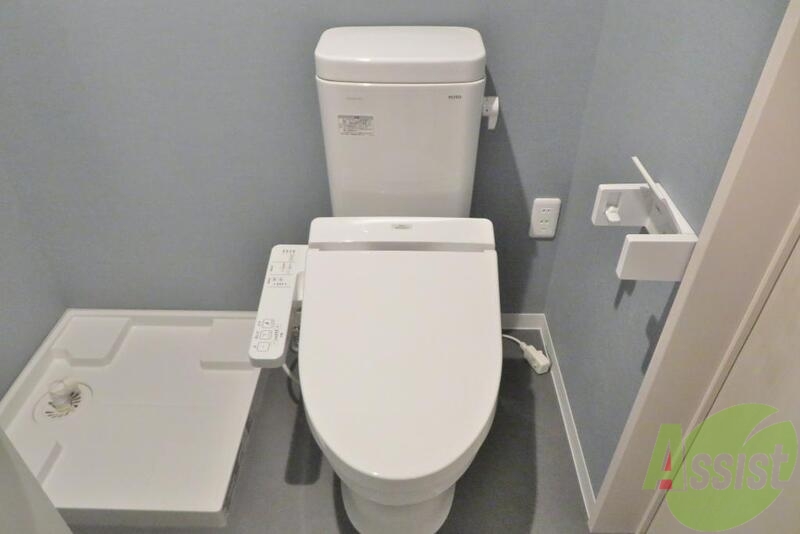 トイレ　トイレのすぐ横に洗濯機置き場があります。パン付きです。