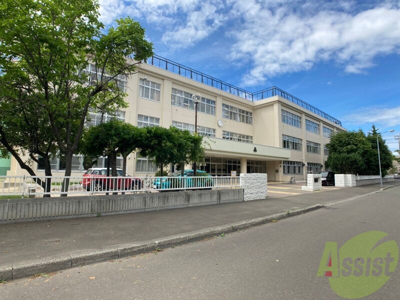 中学校　札幌市立新川西中学校（中学校）まで315m