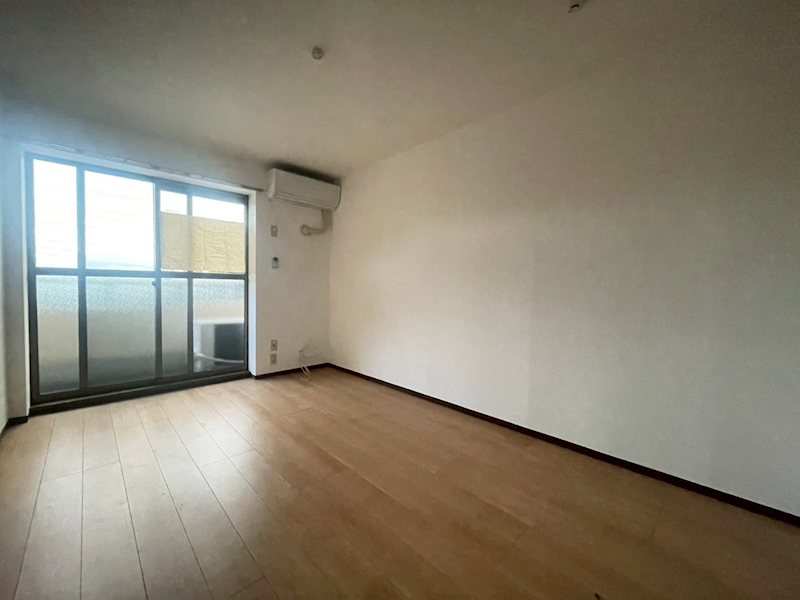 居室・リビング　リフォーム中のため、別のお部屋の写真を使用中です。