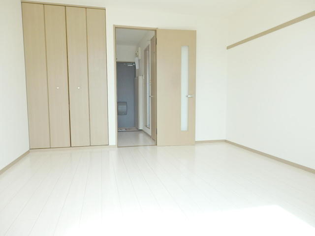 その他部屋・スペース　【洋室８．３帖】　プライバシーに配慮。居室入口に扉あり★