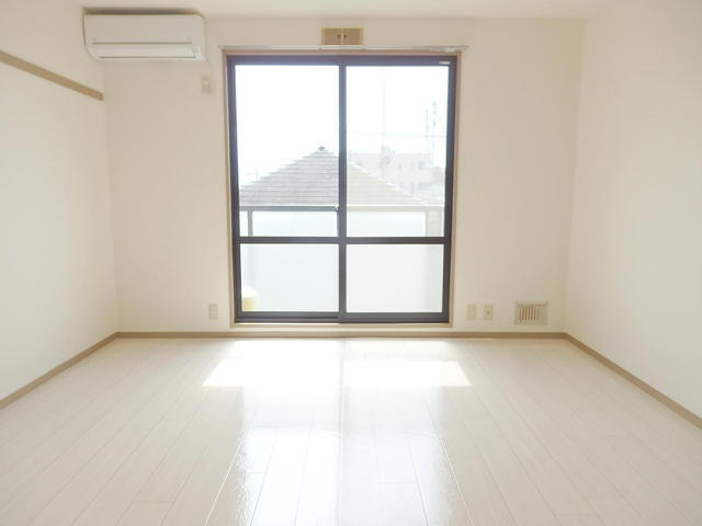 居室・リビング　【洋室８．３帖】　南向き・白を基調としたおしゃれな居室★