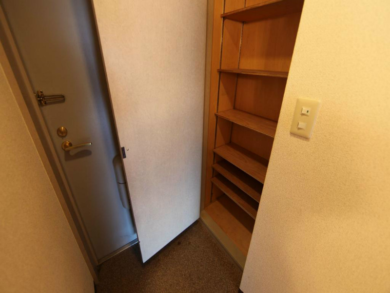 玄関　玄関　シューズボックス付
