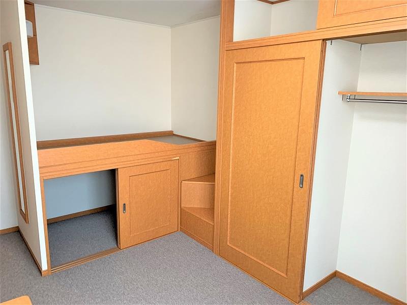 収納　クローゼット、収納棚、ベッド下収納あり。