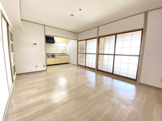 居室・リビング　こちらのリビングで趣味の時間をお楽しみください