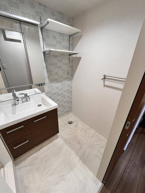 洗面設備　人気な独立洗面台です