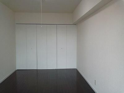 その他部屋・スペース　落ち着いた色調の寝室です