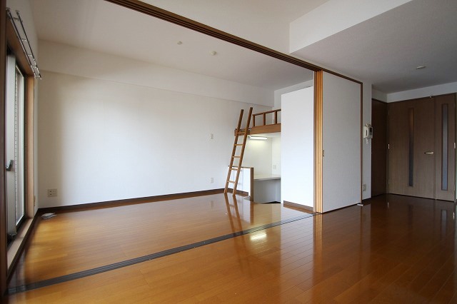 居室・リビング　同物件、別号室のものです。