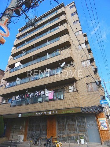 建物外観　鉄骨造８階建て