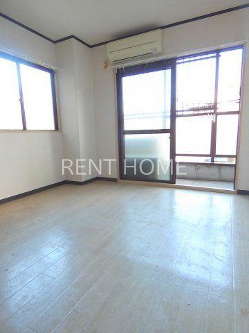 居室・リビング　２面採光の洋室です