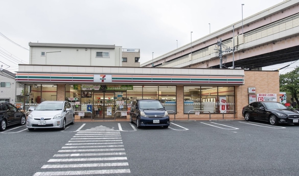 コンビニ　セブンイレブン 足立本木2丁目店（コンビニ）まで84m