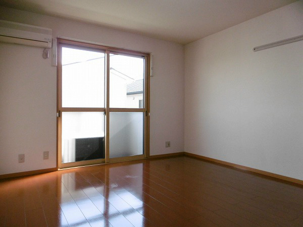 居室・リビング　同物件別部屋