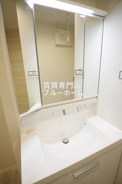 洗面設備　3面鏡のシャンプードレッサーです！