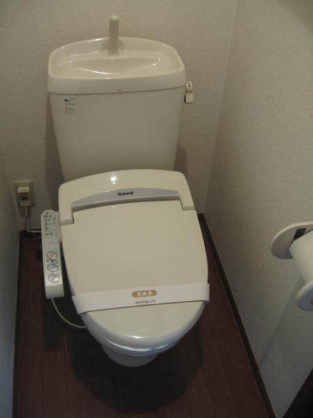 トイレ　温水洗浄便座機能付きのトイレです♪