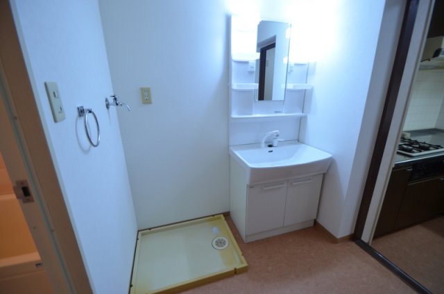 洗面設備　洗面台と、洗濯機置き場です☆