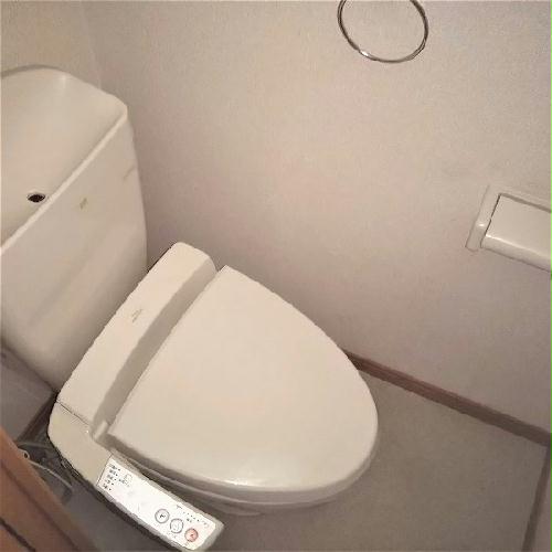 トイレ　嬉しい温水洗浄便座付きです♪