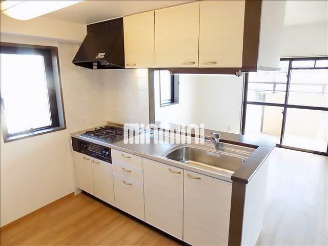 キッチン　人気のカウンターキッチン＋３口システムキッチンです