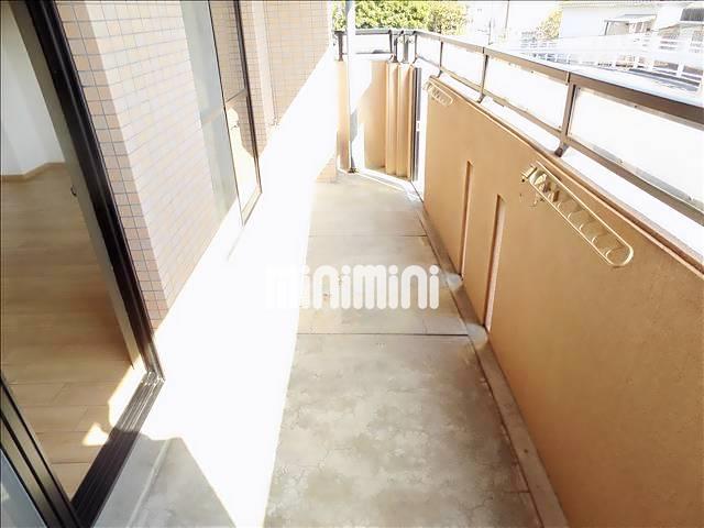 バルコニー　広めのベランダで洗濯物をたくさん干せます