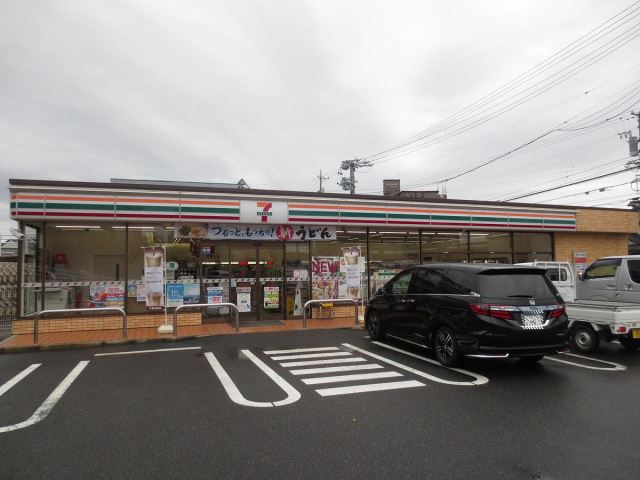 コンビニ　セブンイレブン（コンビニ）まで240m