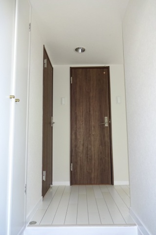 玄関　※同マンション別部屋の写真です。