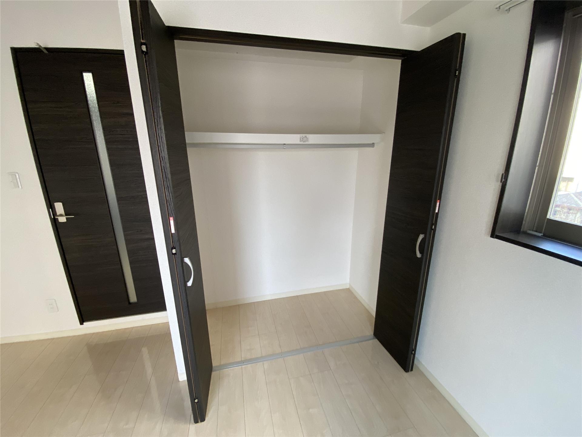 収納　ロングコートも掛けられるクローゼットです