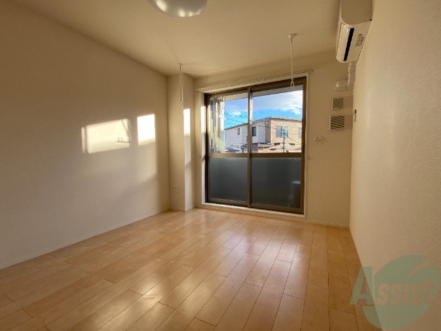 居室・リビング　大きな窓から入る日差しが暖かくなりますね。