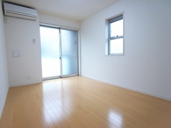 居室・リビング　エアコン付きで一年中快適にお住み頂けます。