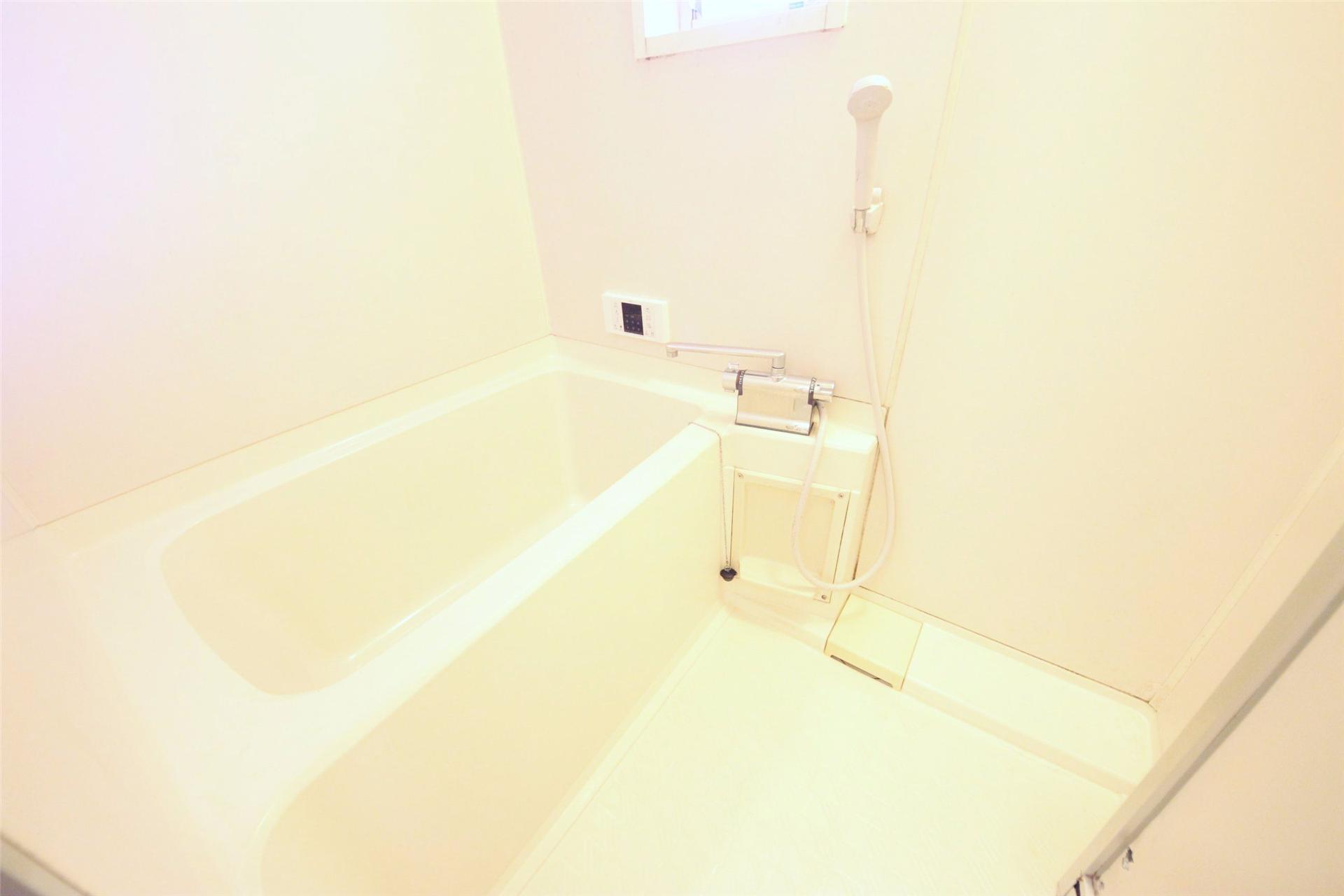 バス・シャワールーム　追い焚き機能付きでいつでも温まれます（＾＾）