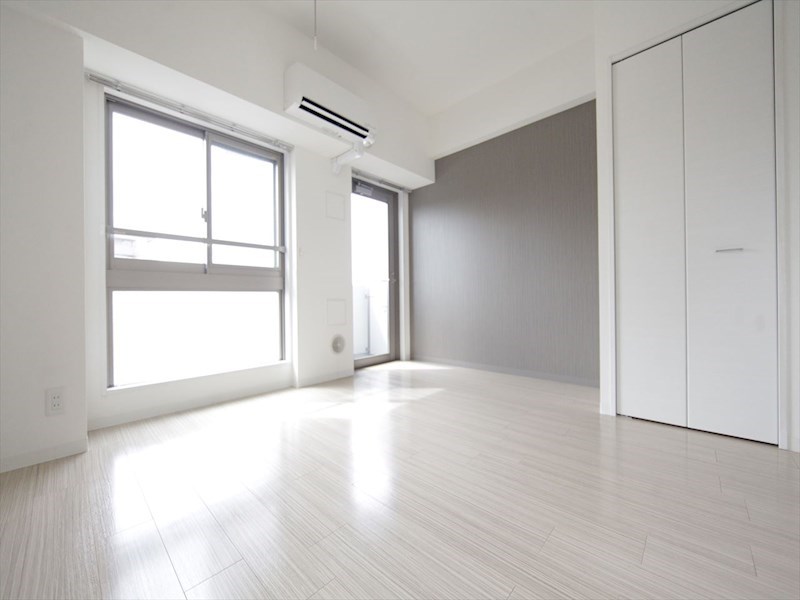 バルコニー　洋室8帖　2面採光　エアコン完備　バルコニー