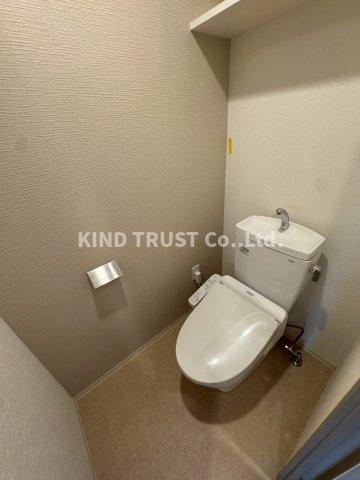 トイレ　落ち着いた色調のトイレです