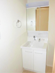 洗面設備　独立洗面台あり、毎朝おしゃれに忙しい女性の方におすすめです