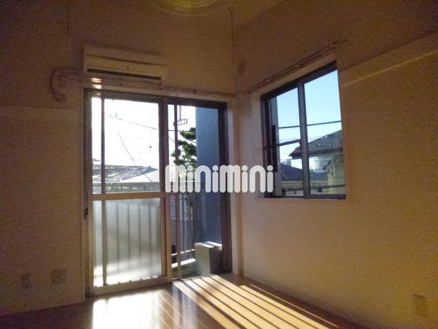 居室・リビング　二面採光で日当たり良好です。