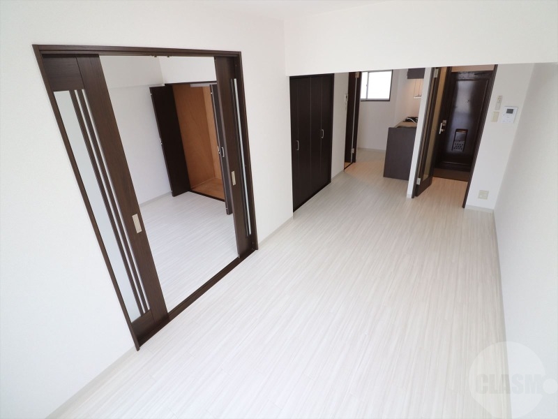 居室・リビング　南向きの日当たりの良いリビング