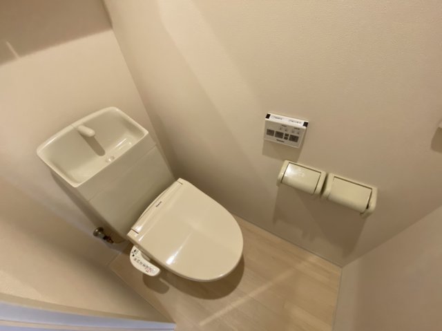 トイレ　温水便座も付いてます