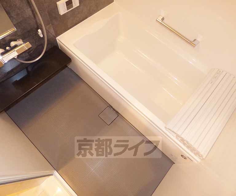 バス・シャワールーム　鏡の付いた便利なお風呂