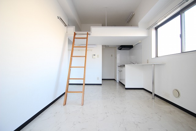 居室・リビング　同物件別号室の写真です。