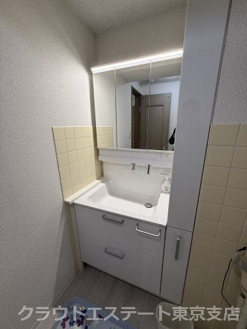 洗面設備　■キャビネット収納付きの三面鏡独立洗面台